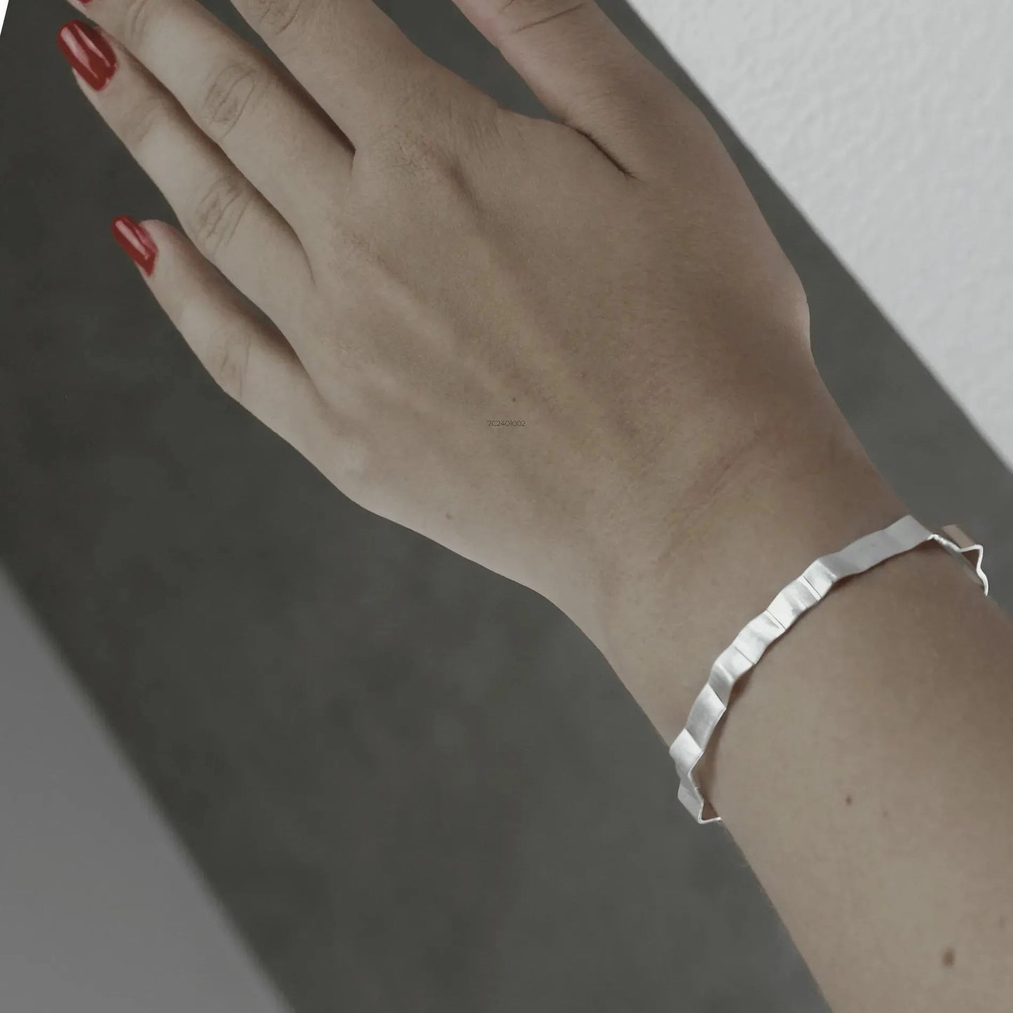 Alaya Manschettenarmband mit kleinen Wellen. Versilberung. Dänisches Kopenhagen