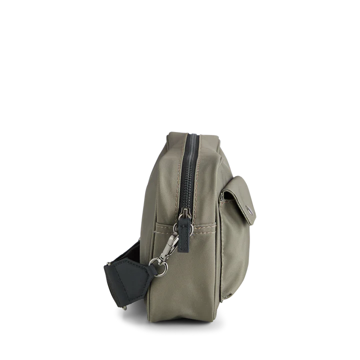 Wasserabweisende DarlaMBG-Umhängetasche. Medium. Grüne Olive. 100 % recyceltes Polyester. Markberg