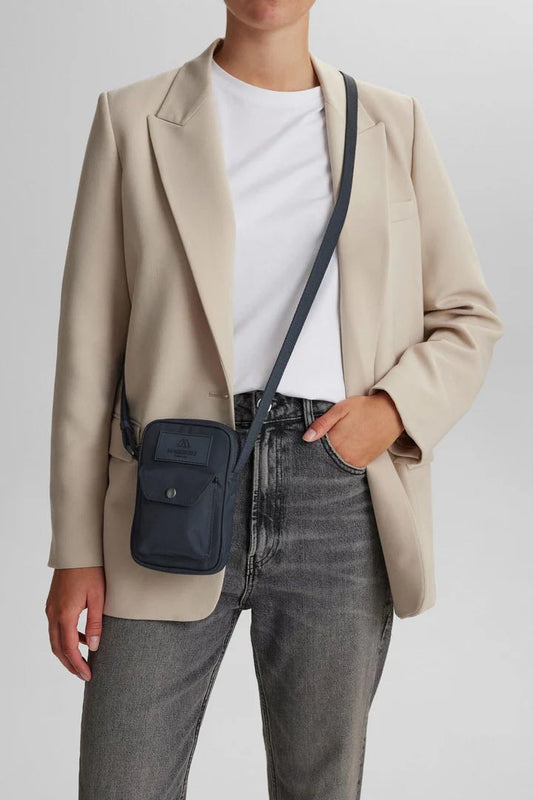 DarlaMBG Handyhülle. Marineblau, monochrom. Unisex. 100 % recyceltes Polyester. Markberg