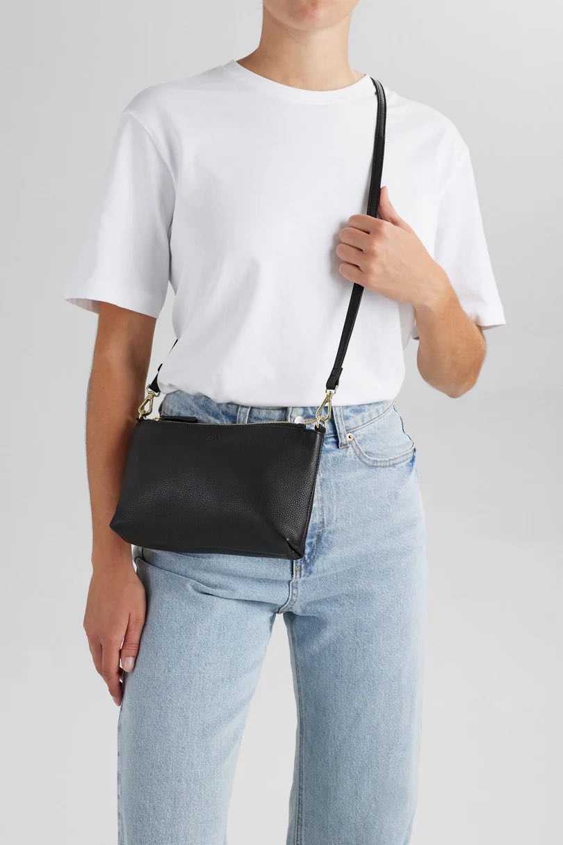 MikalaMBG Umhängetasche. Schwarz und Gold. Leder. Markberg