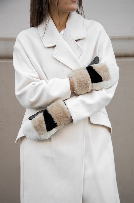 Fäustlinge Catelyn. Pelzlammfell. Beige, Schwarz und Weiß. Markberg