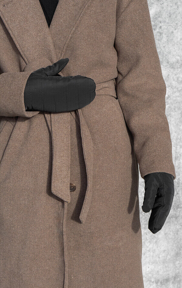 CelinaMBG mitt. Puffer look. Black. 100% recycled polyester. Markberg