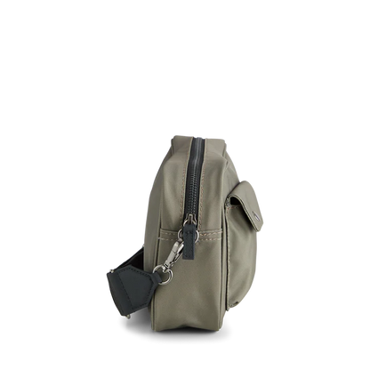 DarlaMBG crossbody vandafvisende taske. Medium. Grøn olive. 100% recycled polyester. Markberg