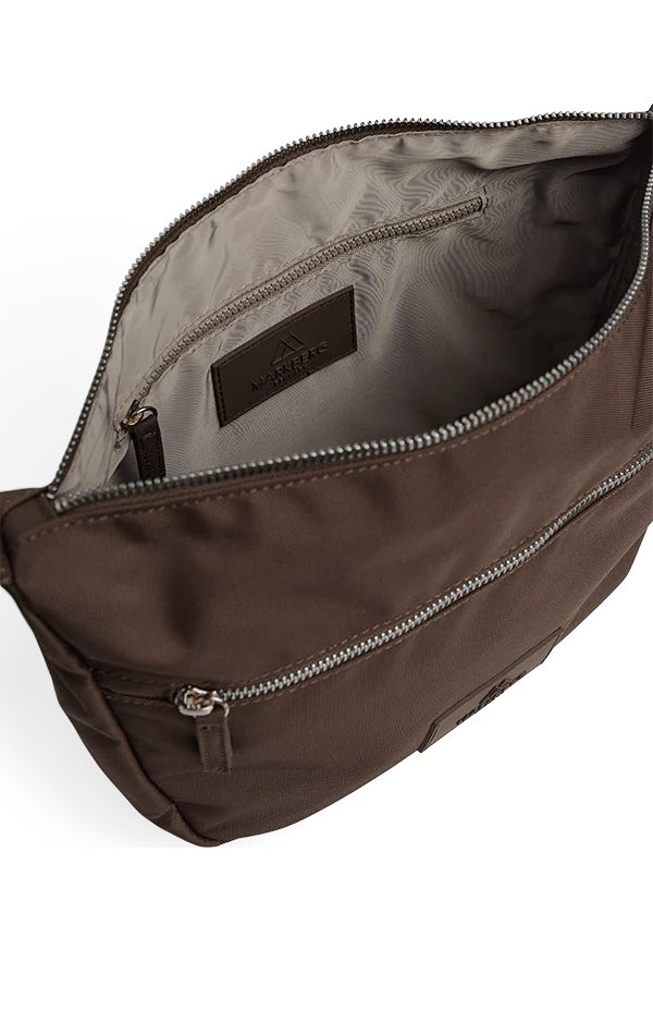 MonoMBG crossbody taske. Unisex. Mørk brun. Recycled polyester. Markberg