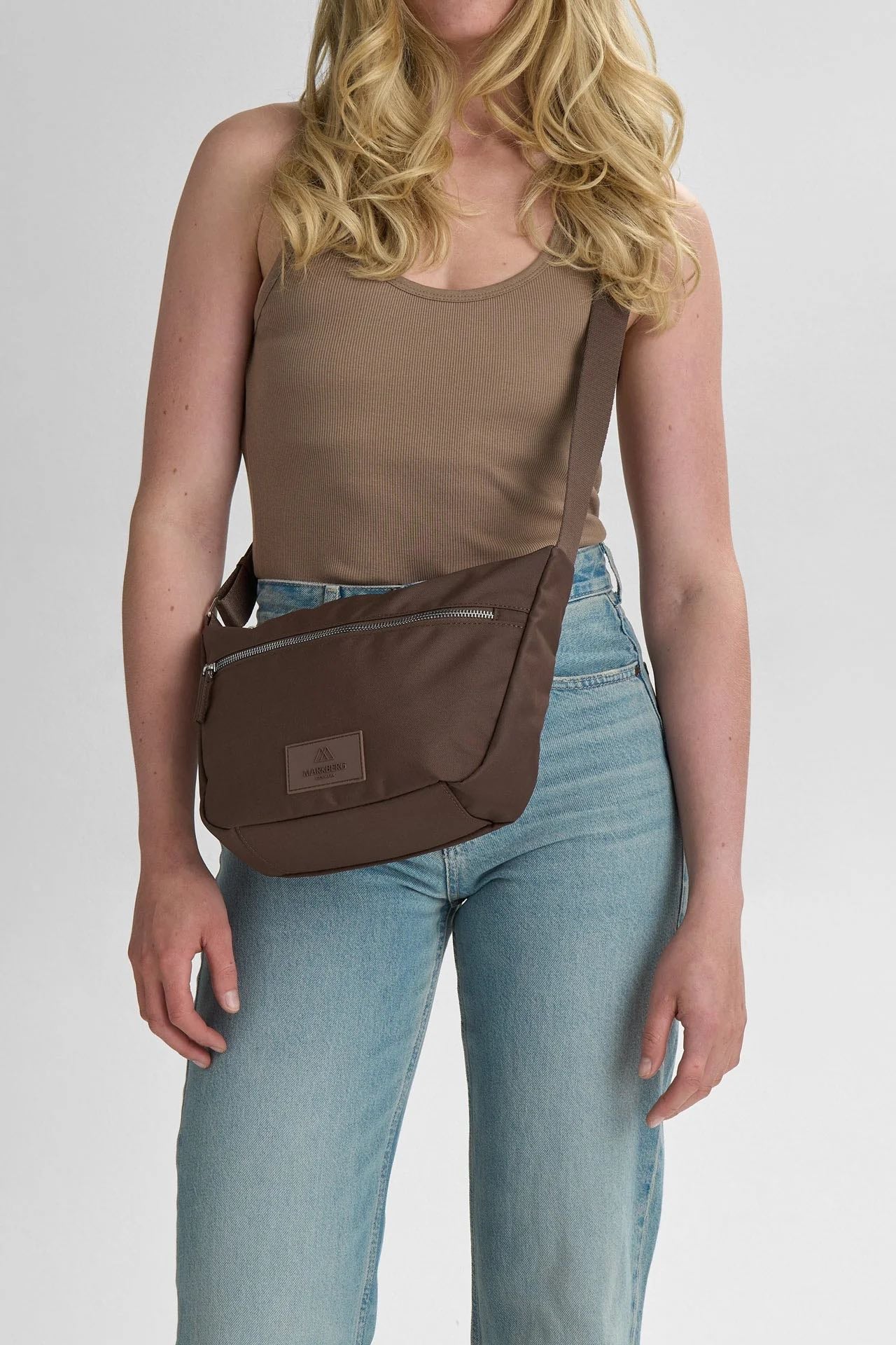 MonoMBG crossbody taske. Unisex. Mørk brun. Recycled polyester. Markberg