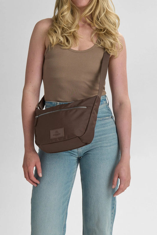 MonoMBG crossbody taske. Unisex. Mørk brun. Recycled polyester. Markberg
