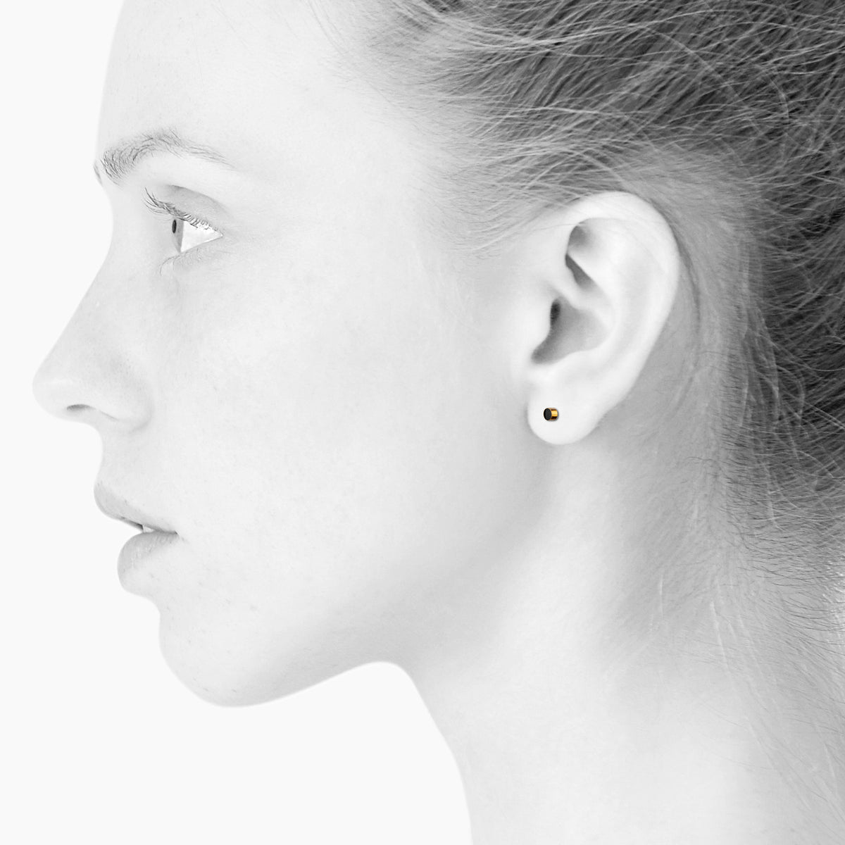 Sign Nano earrings. Unisex. Black. Gold-plated sterling silver. Scherning Copenhagen