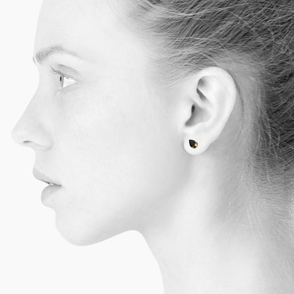 Sign Tiny Drop earrings. Black. Gold plated. Scherning Copenhagen