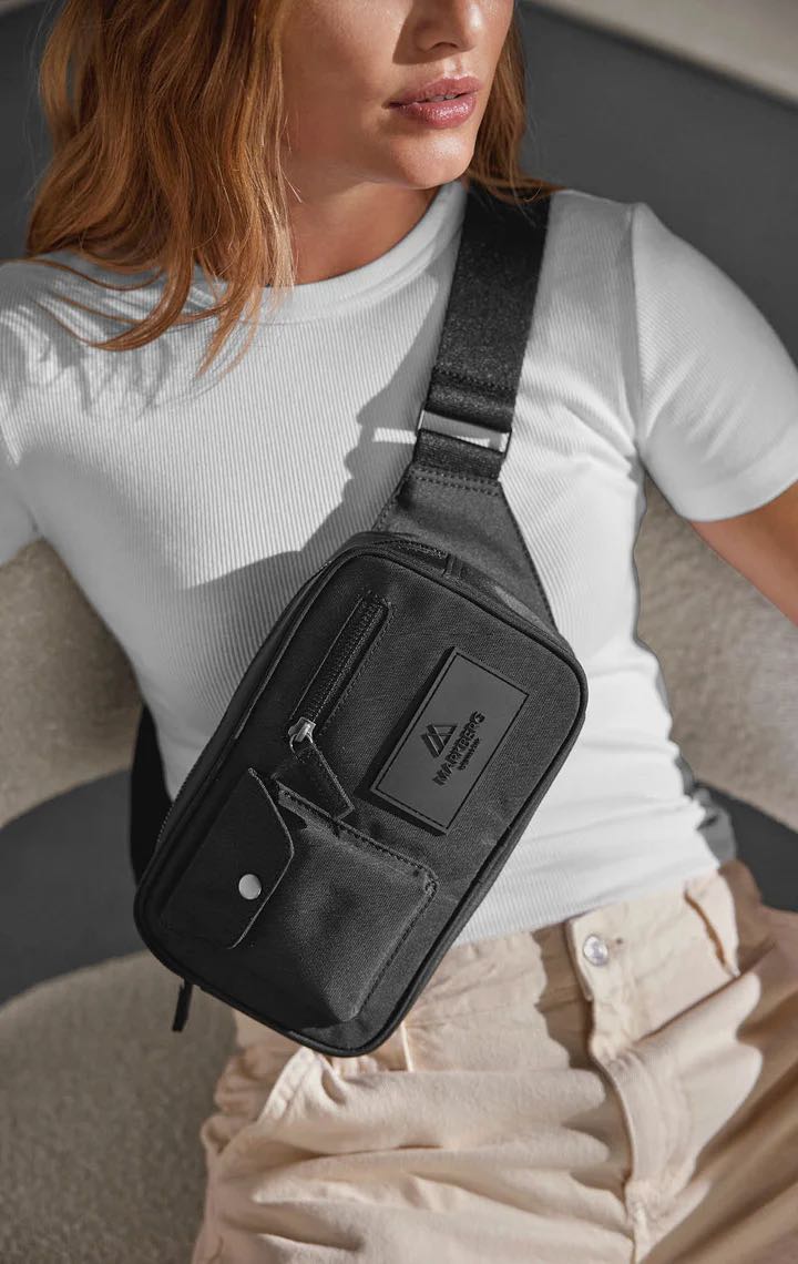 Sac ceinture DarlaMBG pour elle et lui. Noir monochrome. Markberg