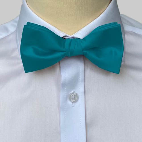 Stylishly tied bow tie. Green Petrol-turquoise. Connexion Tie