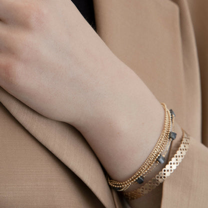 Theia Mini Dot Cuff armbånd. Guldbelagt. Dansk Copenhagen